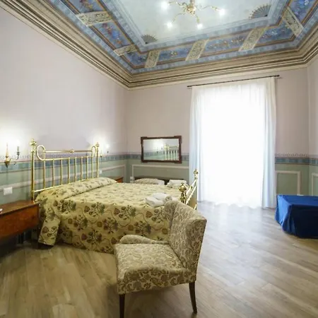 Piazza Duomo Palazzo Pirajno